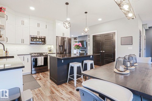 661 Lewis Greens Drive, Edmonton, AB - Indoor Photo Showing Kitchen With Upgraded Kitchen
