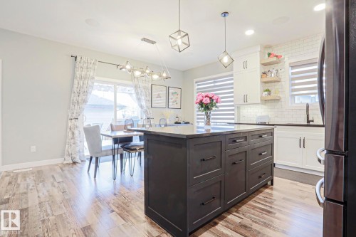 661 Lewis Greens Drive, Edmonton, AB - Indoor Photo Showing Kitchen With Upgraded Kitchen