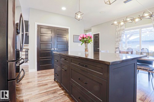 661 Lewis Greens Drive, Edmonton, AB - Indoor Photo Showing Kitchen