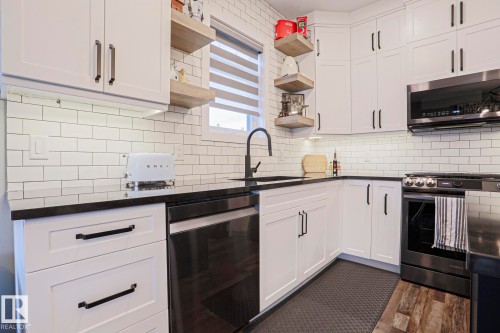 661 Lewis Greens Drive, Edmonton, AB - Indoor Photo Showing Kitchen With Upgraded Kitchen