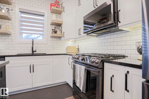 661 Lewis Greens Drive, Edmonton, AB - Indoor Photo Showing Kitchen With Upgraded Kitchen