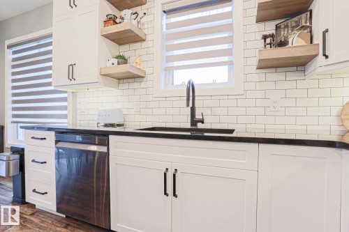 661 Lewis Greens Drive, Edmonton, AB - Indoor Photo Showing Kitchen With Upgraded Kitchen
