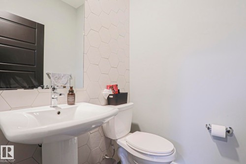 661 Lewis Greens Drive, Edmonton, AB - Indoor Photo Showing Bathroom