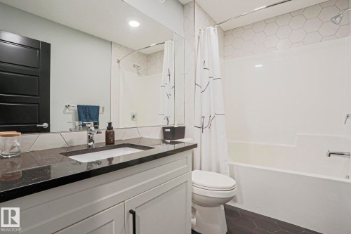 661 Lewis Greens Drive, Edmonton, AB - Indoor Photo Showing Bathroom