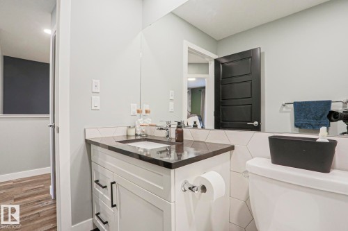 661 Lewis Greens Drive, Edmonton, AB - Indoor Photo Showing Bathroom
