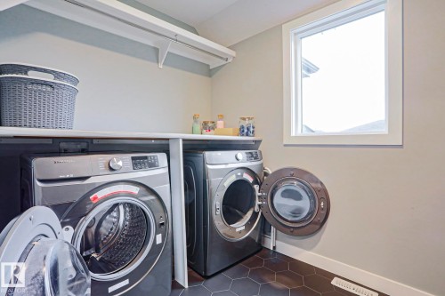 661 Lewis Greens Drive, Edmonton, AB - Indoor Photo Showing Laundry Room