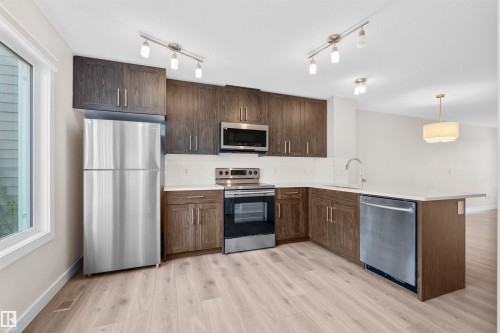 22546 96 Avenue, Edmonton, AB - Indoor Photo Showing Kitchen