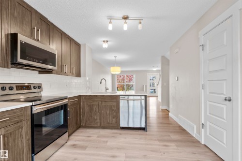 22546 96 Avenue, Edmonton, AB - Indoor Photo Showing Kitchen