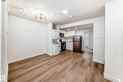 4611 177Ave, Edmonton, AB - Indoor Photo Showing Kitchen