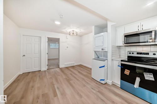 4611 177Ave, Edmonton, AB - Indoor Photo Showing Kitchen