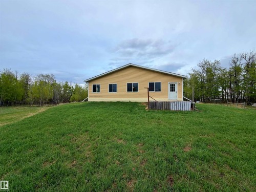 Single-story residence featuring yellow siding and a white trim - 60016 Rr 41, Rural Barrhead County, AB - Outdoor