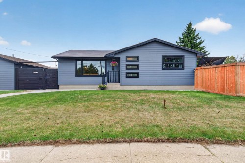 Ranch-style exterior with gray siding and contrasting dark trim - 6707 92B Avenue, Edmonton, AB - Outdoor