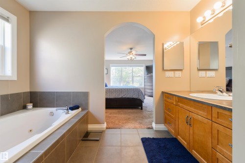 68 Linksview Bay, Spruce Grove, AB - Indoor Photo Showing Bathroom