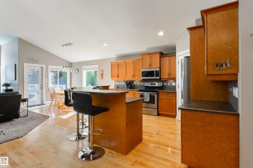 68 Linksview Bay, Spruce Grove, AB - Indoor Photo Showing Kitchen