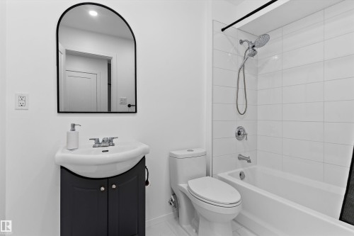 6904 Cardinal Wynd, Edmonton, AB - Indoor Photo Showing Bathroom