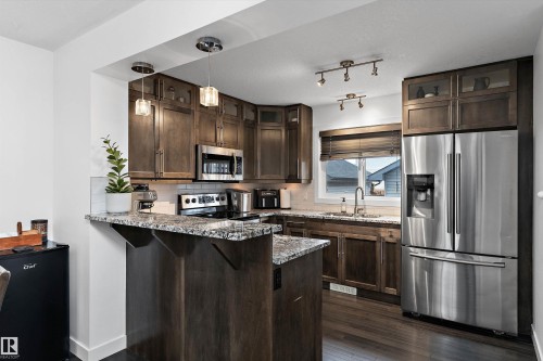 6904 Cardinal Wynd, Edmonton, AB - Indoor Photo Showing Kitchen With Stainless Steel Kitchen With Upgraded Kitchen