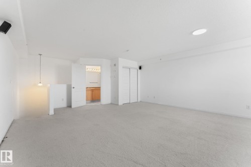 Edmonton, AB - Indoor Photo Showing Other Room