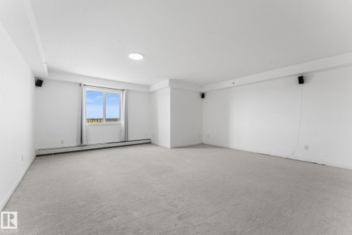 Edmonton, AB - Indoor Photo Showing Other Room