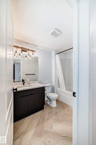 320 592 Hooke Road, Edmonton, AB - Indoor Photo Showing Bathroom