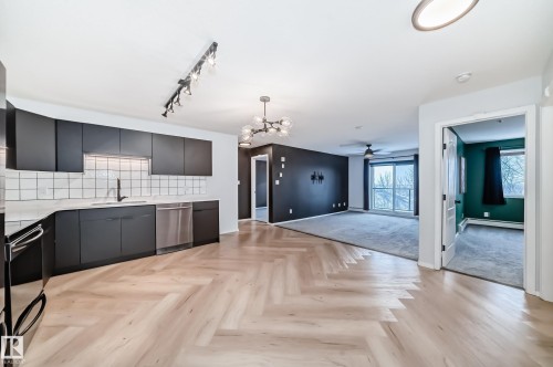 320 592 Hooke Road, Edmonton, AB - Indoor Photo Showing Kitchen