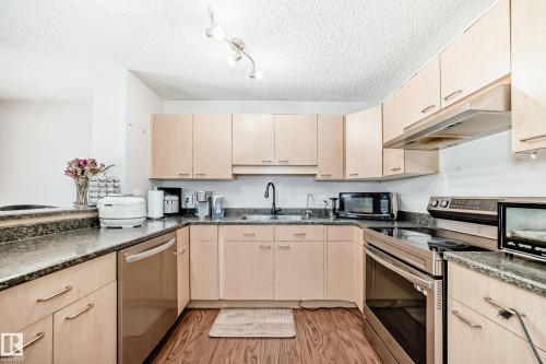 34 12104 16 Avenue Sw, Edmonton, AB - Indoor Photo Showing Kitchen