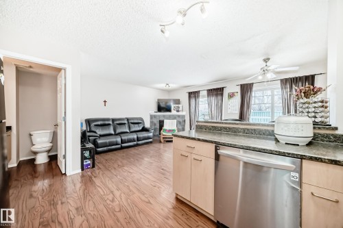 34 12104 16 Avenue Sw, Edmonton, AB - Indoor Photo Showing Kitchen