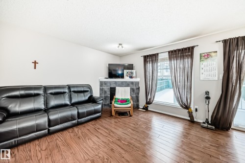 34 12104 16 Avenue Sw, Edmonton, AB - Indoor Photo Showing Living Room