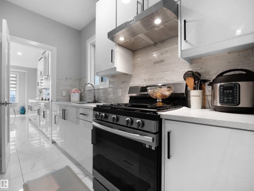1427 150 Avenue, Edmonton, AB - Indoor Photo Showing Kitchen With Upgraded Kitchen
