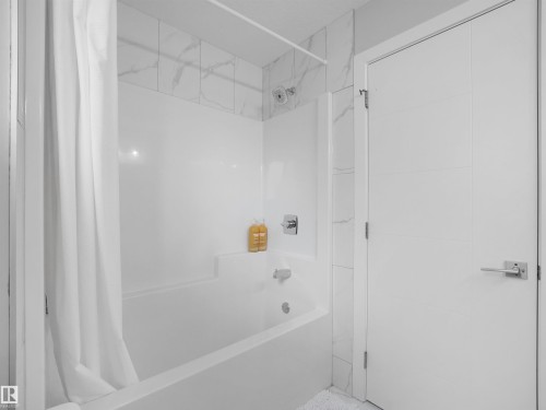 1427 150 Avenue, Edmonton, AB - Indoor Photo Showing Bathroom