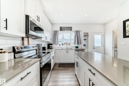 5167 Edgemont Boulevard, Edmonton, AB - Indoor Photo Showing Kitchen With Upgraded Kitchen