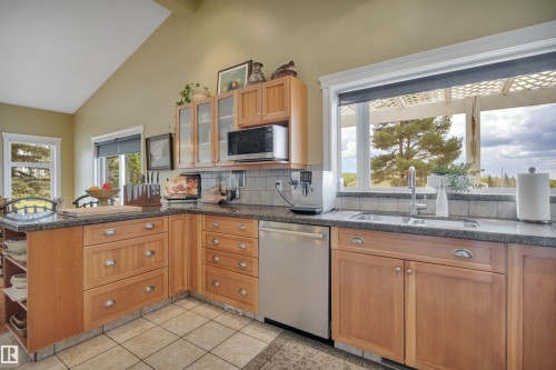464012 A Rge Road 233, Rural Wetaskiwin County, AB - Indoor Photo Showing Kitchen