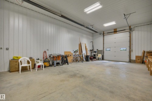 464012 A Rge Road 233, Rural Wetaskiwin County, AB - Indoor Photo Showing Garage