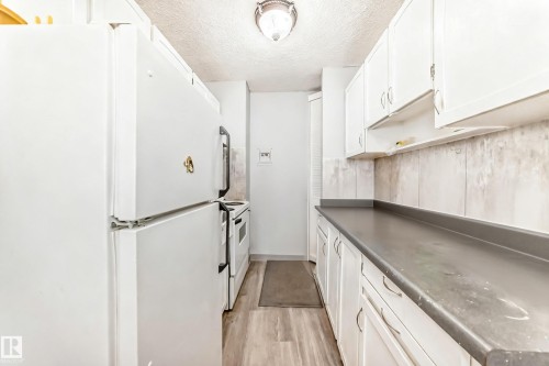 208 10883 Saskatchewan Drive, Edmonton, AB - Indoor Photo Showing Kitchen