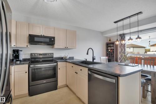 18 Southwick Point(E), Leduc, AB - Indoor Photo Showing Kitchen