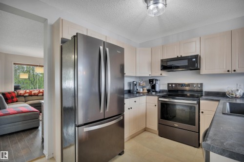 18 Southwick Point(E), Leduc, AB - Indoor Photo Showing Kitchen