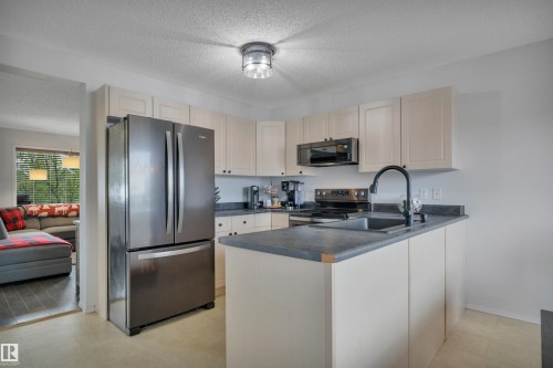 18 Southwick Point(E), Leduc, AB - Indoor Photo Showing Kitchen