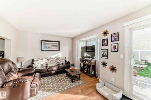 18 10453 20 Avenue, Edmonton, AB - Indoor Photo Showing Living Room