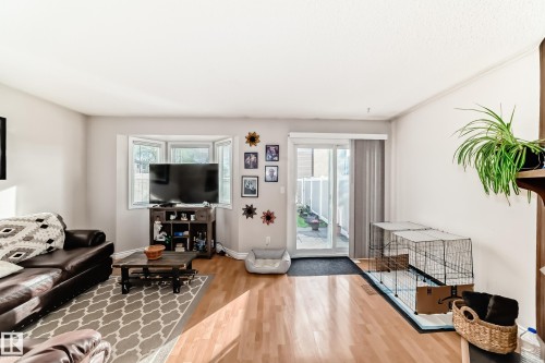 18 10453 20 Avenue, Edmonton, AB - Indoor Photo Showing Living Room