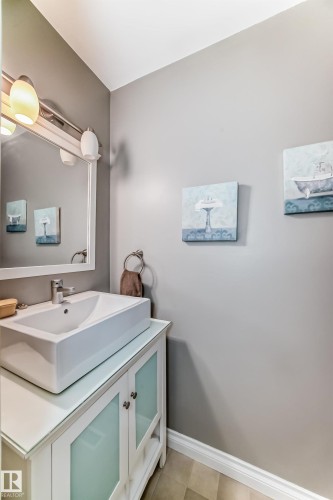 18 10453 20 Avenue, Edmonton, AB - Indoor Photo Showing Bathroom