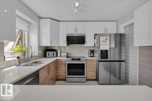 18911 58 Avenue, Edmonton, AB - Indoor Photo Showing Kitchen With Double Sink