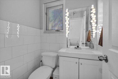 18911 58 Avenue, Edmonton, AB - Indoor Photo Showing Bathroom