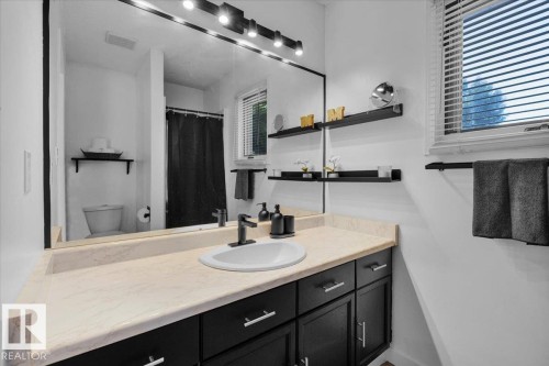 18911 58 Avenue, Edmonton, AB - Indoor Photo Showing Bathroom