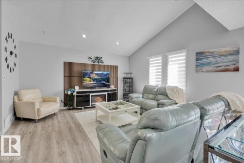 18911 58 Avenue, Edmonton, AB - Indoor Photo Showing Living Room