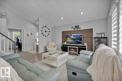 18911 58 Avenue, Edmonton, AB - Indoor Photo Showing Living Room