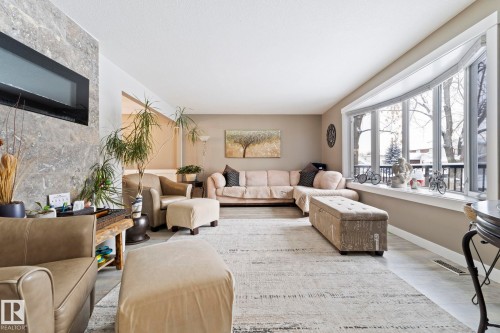 12116 148 Avenue, Edmonton, AB - Indoor Photo Showing Living Room