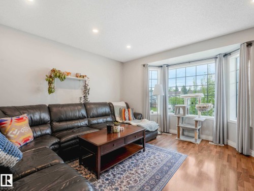 317 Kline Crescent, Edmonton, AB - Indoor Photo Showing Living Room