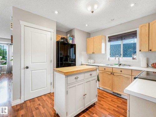 317 Kline Crescent, Edmonton, AB - Indoor Photo Showing Kitchen