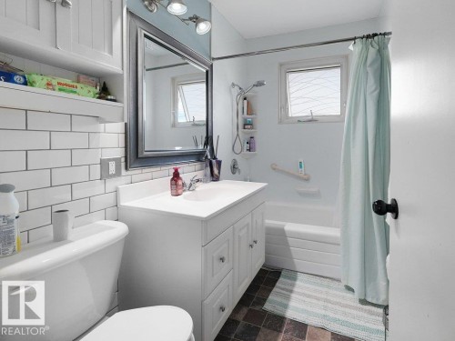 6324 132 Avenue, Edmonton, AB - Indoor Photo Showing Bathroom