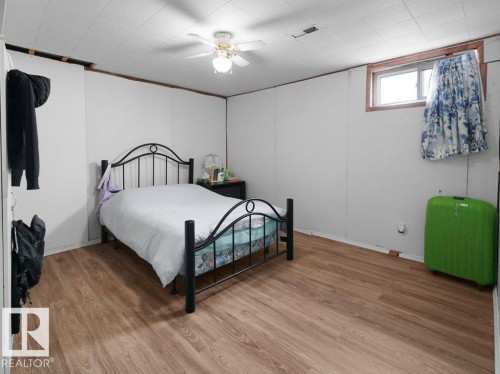 6324 132 Avenue, Edmonton, AB - Indoor Photo Showing Bedroom