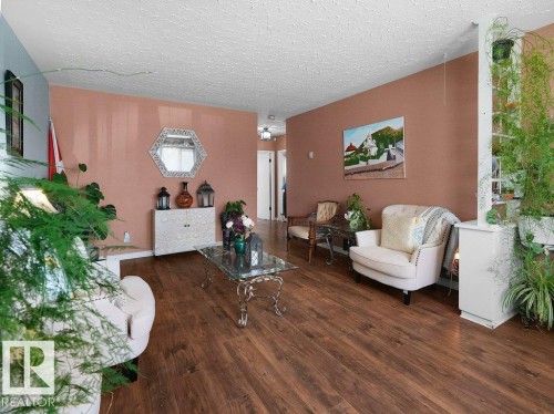 6324 132 Avenue, Edmonton, AB - Indoor Photo Showing Living Room